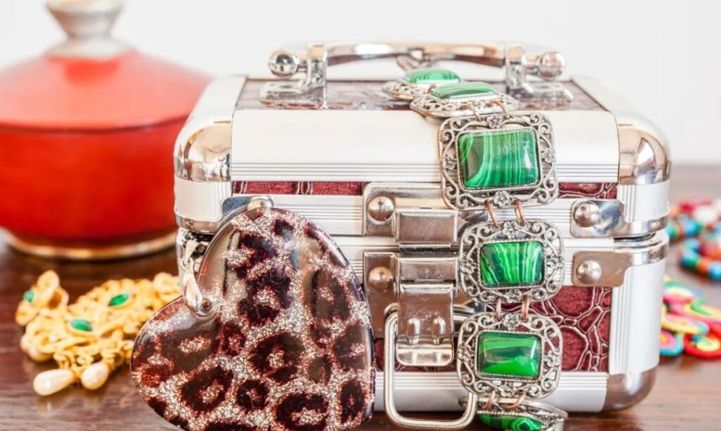 Vacation Sparkle: Essential Tips for Traveling with Your Precious Gems