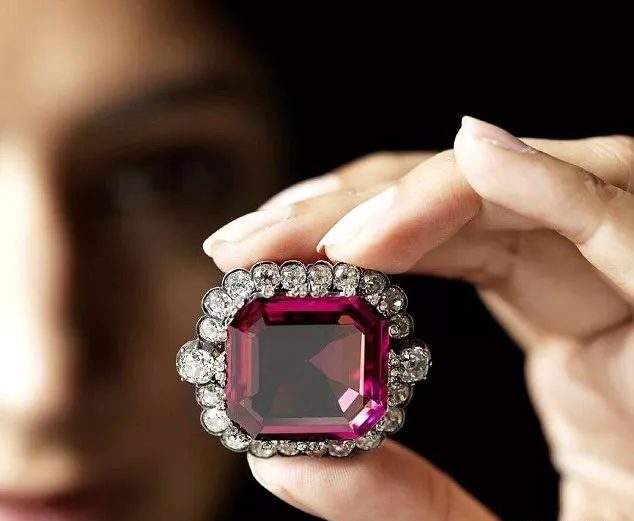 The Legendary Hope Spinel: One of Hope’s ‘Famous Trio’ Shatters World Record at Auction!