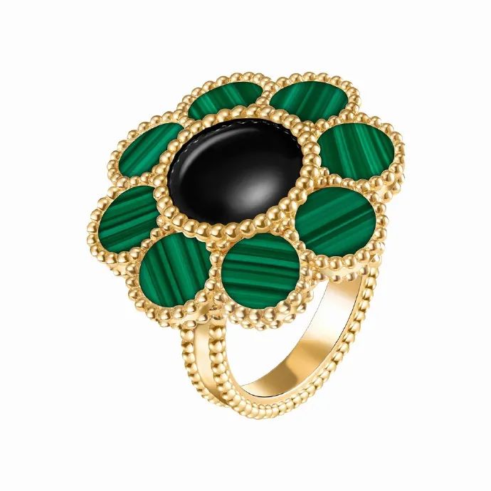 Pâquerette gold rings by Van Cleef & Arpels
A yellow gold ring set with custom-cut malachite and striped agate.