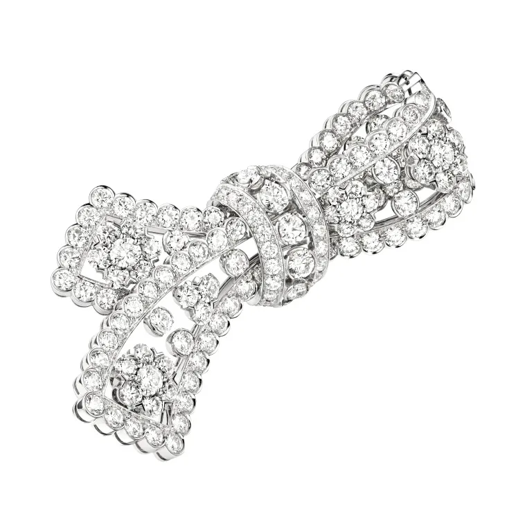 Van Cleef & Arpels
Snowflake Collection
Platinum, white gold, and diamond brooch