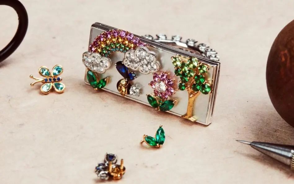 Dior
Les Jardins de la Couture high jewelry series
Mini Milly Jardin necklace
Diamonds, emeralds, sapphires, tsavorites, spessartite garnets,
demantoid garnets, Paraiba tourmalines, rubies, mother-of-pearl, lacquer