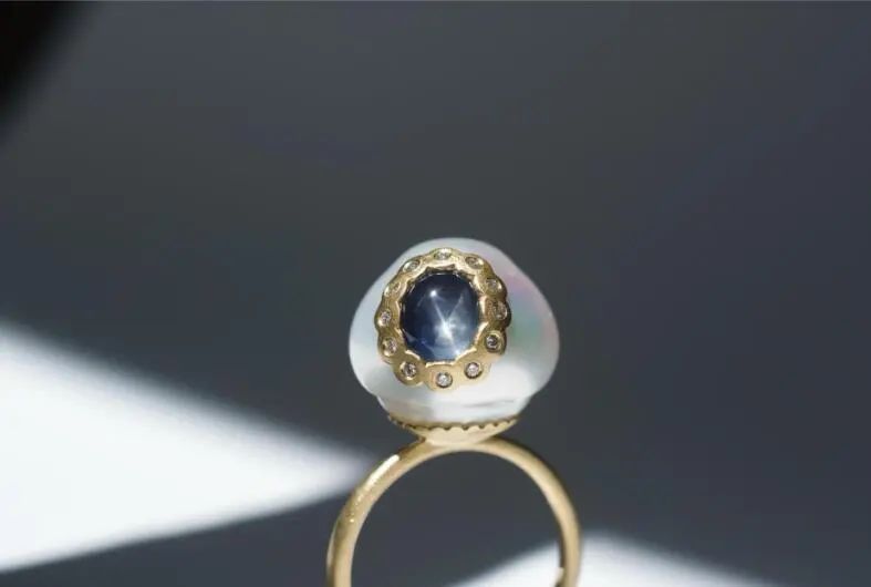 Shinkai ring
Gold, star sapphire, diamonds