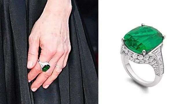 Julianne Moore wearing Bulgari high jewelry
Eden The Garden of Wonders high jewelry series Tribute to Paris necklace
and Bulgari Eden The Garden of Wonders high jewelry series ring