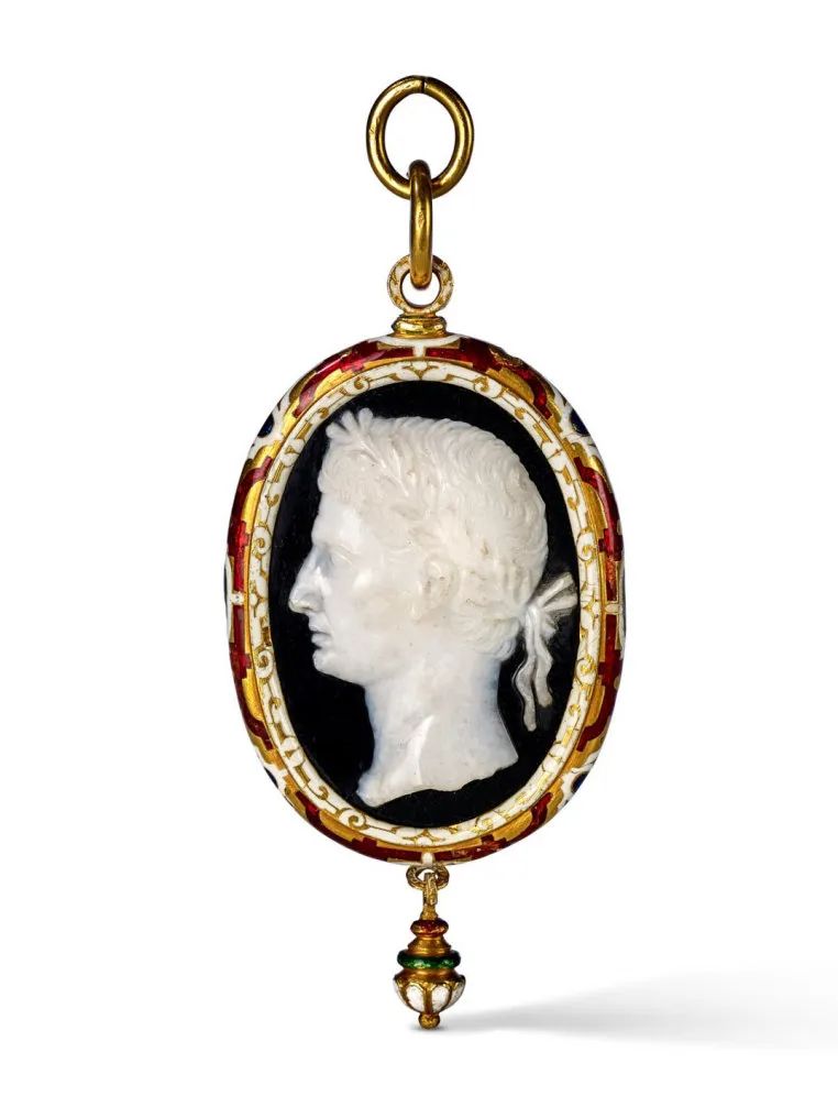 Christie's New York auction:
Auguste carved agate pendant, sold for $17,640