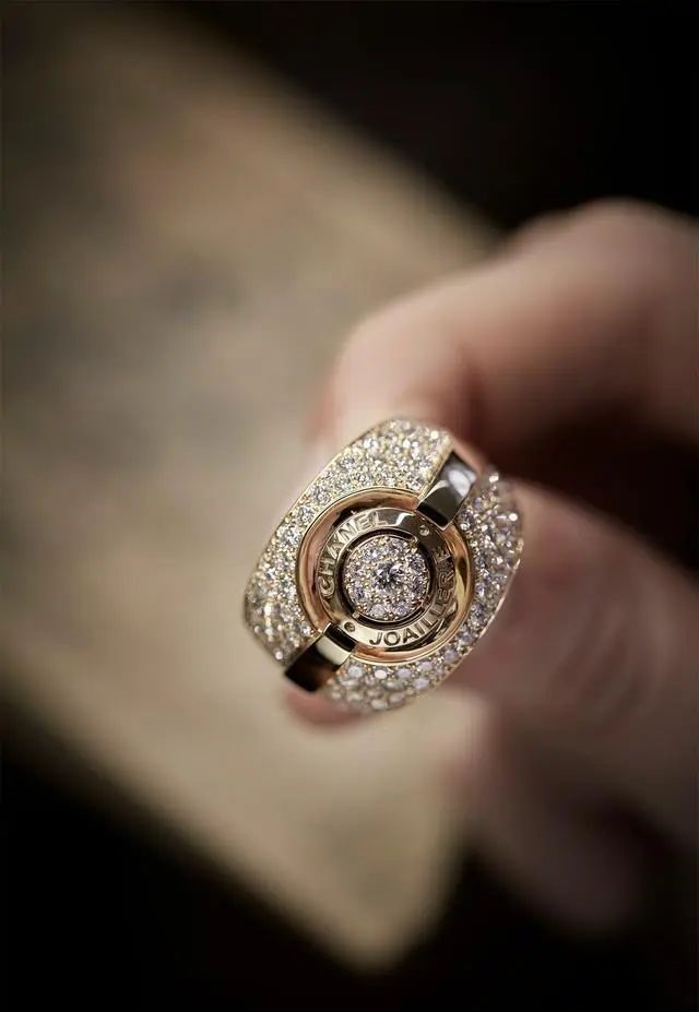 GOLD SLIDER ring
Yellow gold, set with diamonds
1 brilliant-cut diamond, 1.01 carats, E VVS1 grade
Transformable wearing options:
The ring center can be flipped to wear with either the main stone side or the pavé side facing up