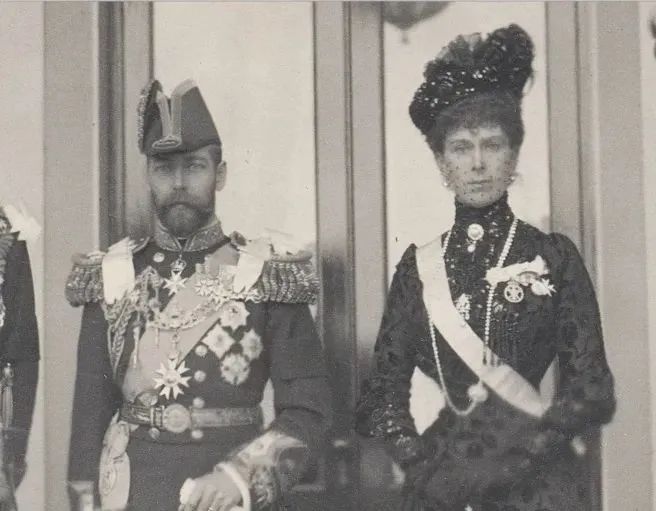 Queen Mary wearing the Cambridge Pearl Pendant Brooch