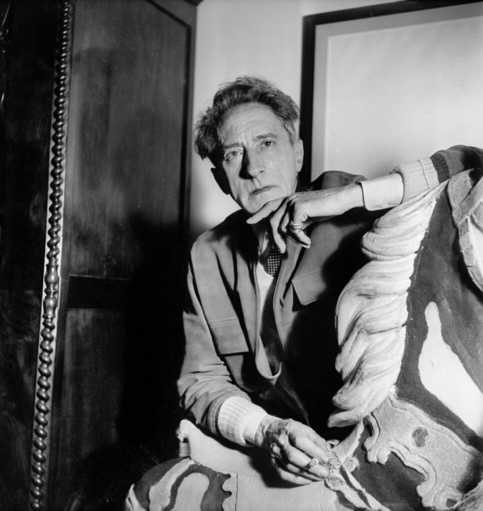 Jean Cocteau had a deep relationship with Cartier. Born into a noble family, Cocteau greatly appreciated Cartier's designs from a young age. He once wrote very touching verses for Cartier: "Cartier becomes a wonderful magician, capturing fragments of the moon from a ray of sunshine in a captivating way..."