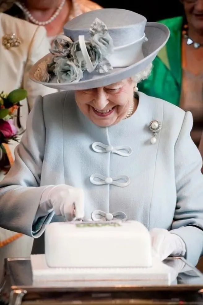 Queen Elizabeth II wearing the Cambridge Pearl Pendant Brooch