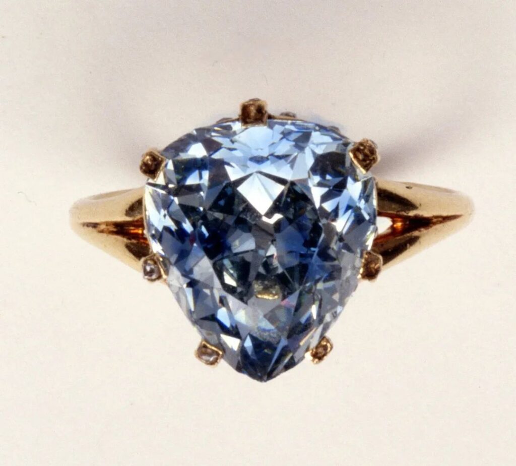 An exquisite ring with a 5.45-carat blue diamond set in gold