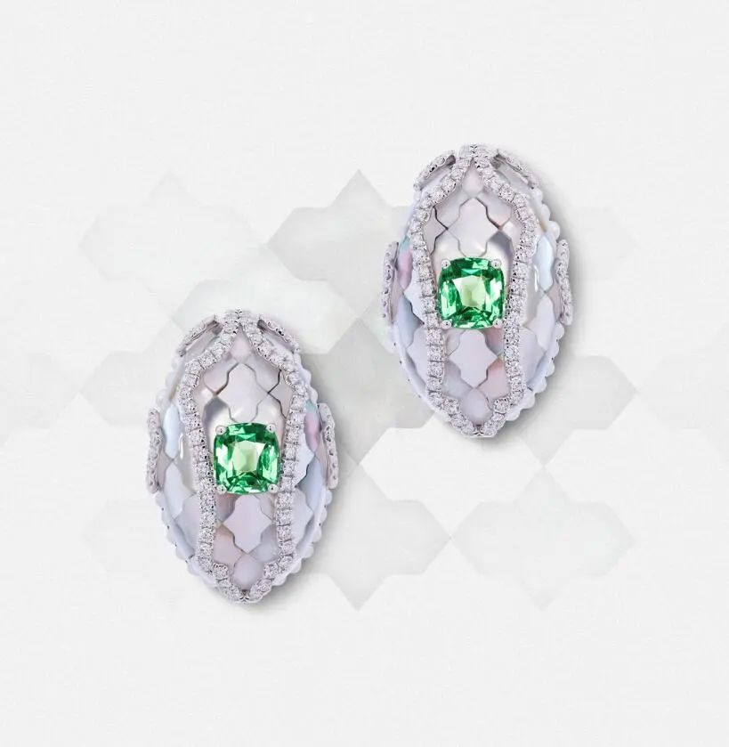 Simone Jewels earrings
White gold, mother-of-pearl, tsavorites