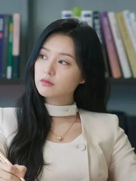 Kim Ji-won wearing Bulgari Serpenti necklace in the drama
