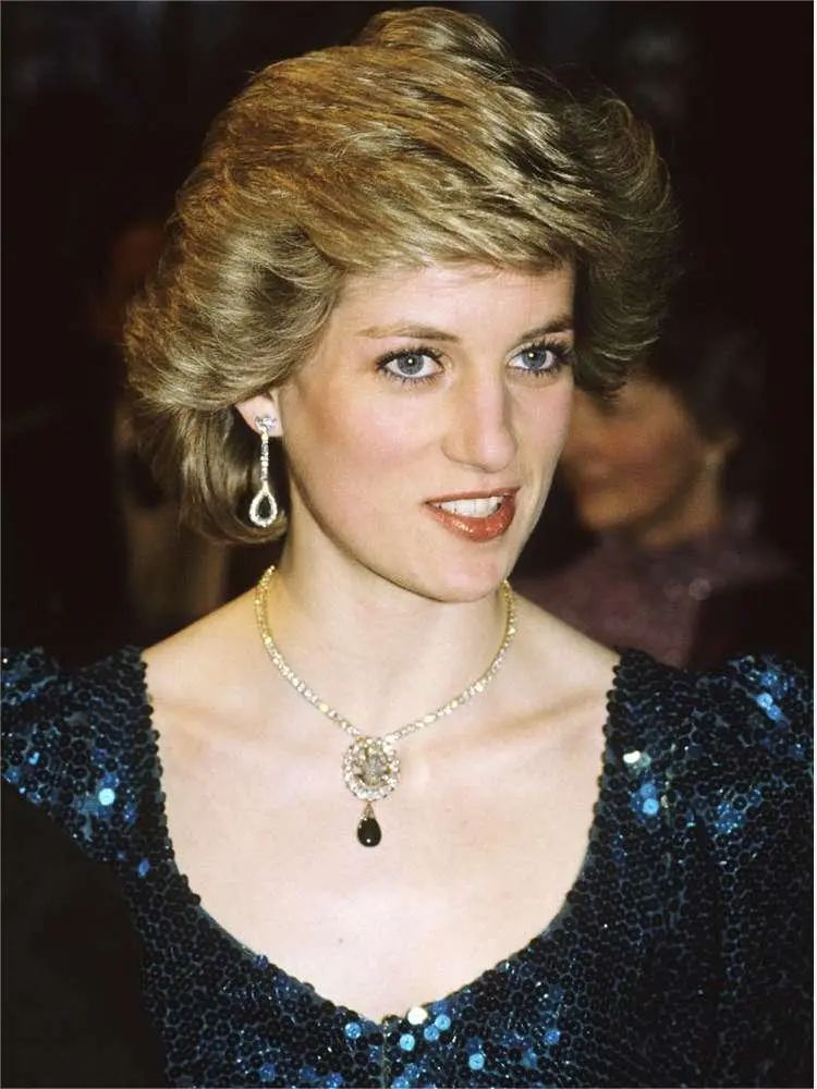 Diana wearing the Prince of Wales Feathers Brooch