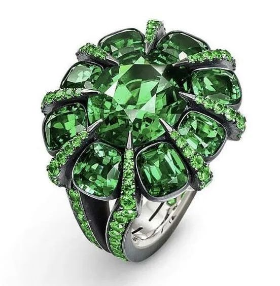 Hemmerle Ring
White gold, tsavorite, demantoid garnet