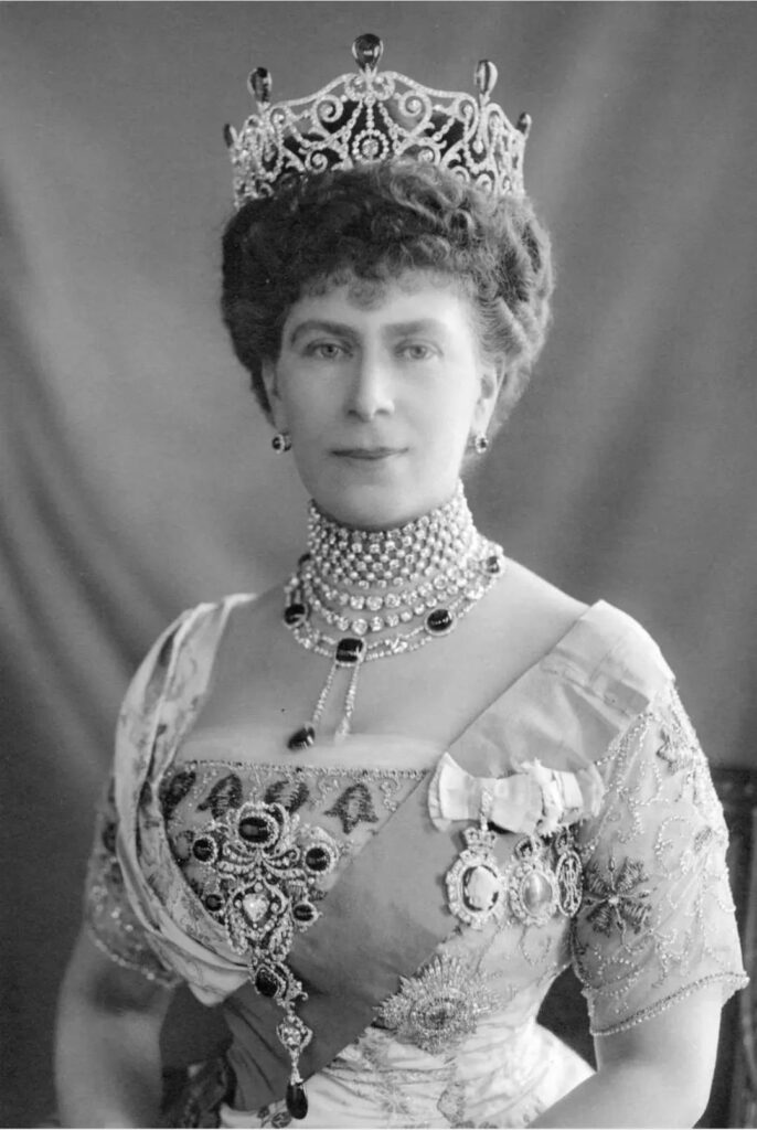 Queen Mary wearing the Delhi Durbar parure