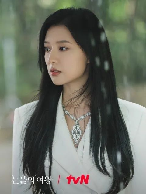 Kim Ji-won wearing Bulgari Serpenti necklace in the drama