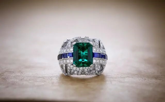 CHANEL PRINT ring
White gold, platinum, set with diamonds, emeralds, and sapphires
1 octagonal-cut emerald, 6.40 carats