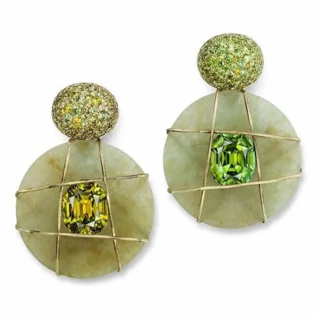 Hemmerle earrings
Green gold, jade disc, tourmaline, garnets