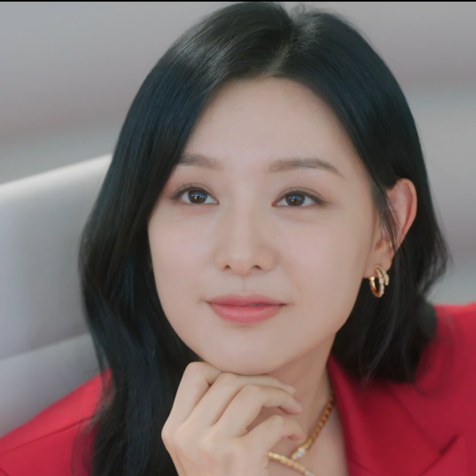 Kim Ji-won wearing Bulgari Serpenti necklace and earrings in the drama