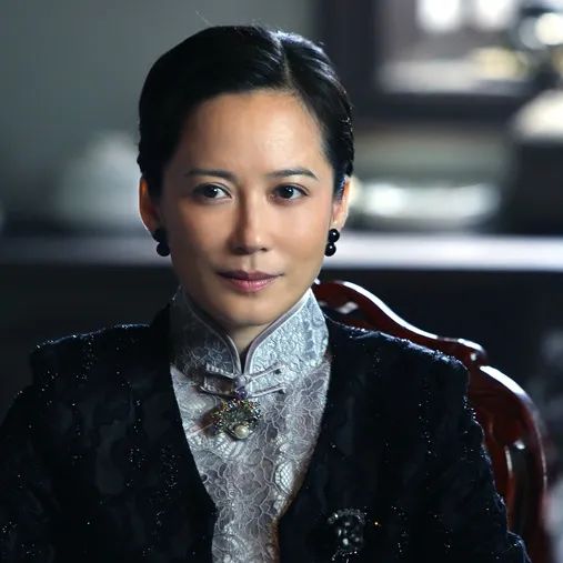 In the TV series "Oriental Battlefield," Yu Fei Hong portrays Soong Mei-ling wearing jade earrings and a pearl brooch with her qipao