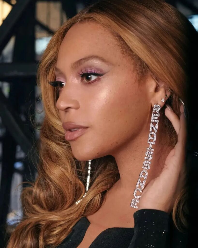 Beyoncé wearing custom Tiffany & Co. jewelry for her world tour