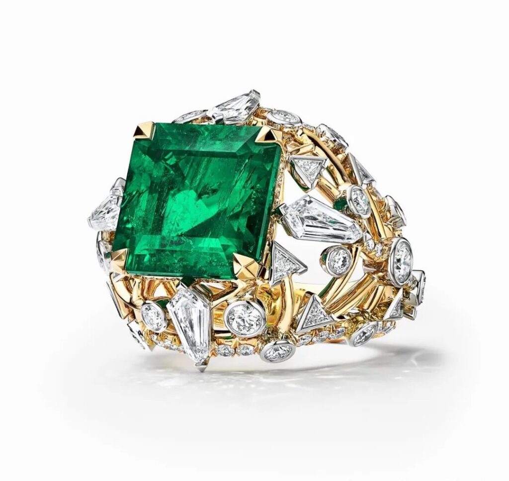 The Arrow gold ring by Tiffany is another masterpiece in platinum and yellow gold. It boasts a central Asscher-cut emerald of over 8 carats, also certified as Colombian and untreated with oil. The ring is further embellished with diamonds.