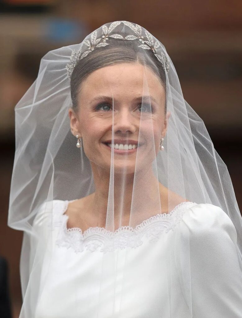 The bride wore the Fabergé Myrtle Tiara.