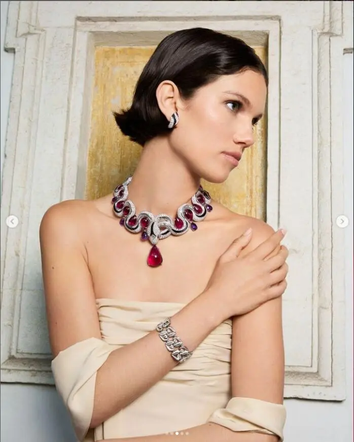 Bvlgari
Aeterna High Jewelry Collection
Serpenti Necklace