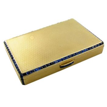 A gold box introduced by Van Cleef & Arpels in the 1930s, when the invisible setting technique was initially only applicable to flat surfaces.