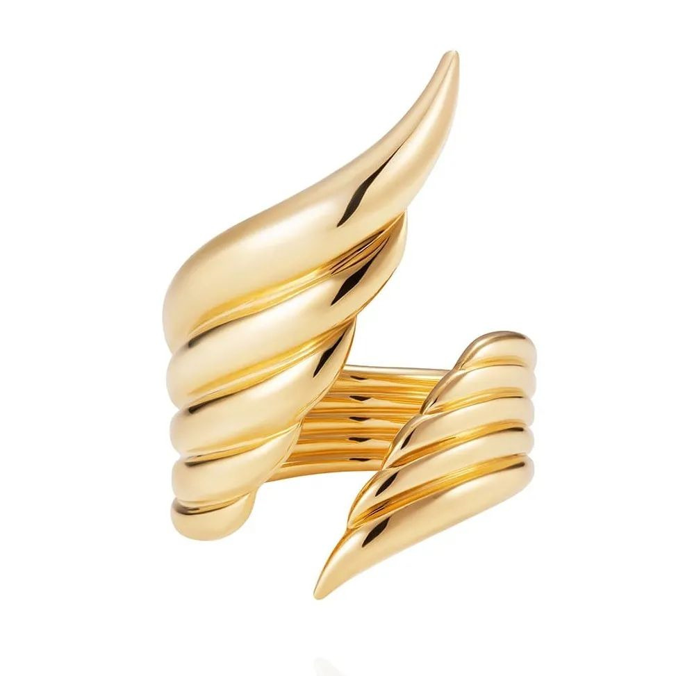 Fernando Flame series
Gold ring
Delicate curves outlined in gold, layered and articulated to form a unique rhythm