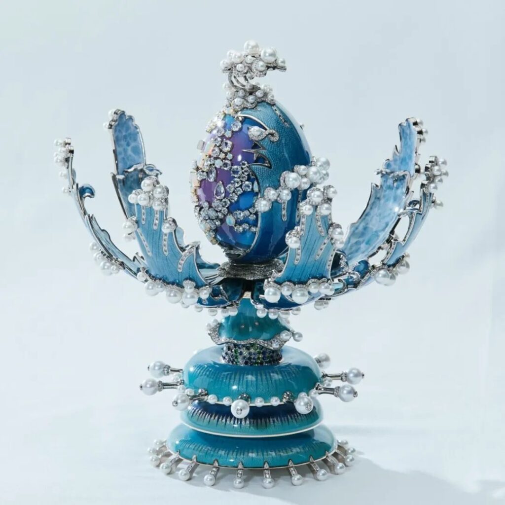 Fabergé Journey in Jewels golden egg (open)