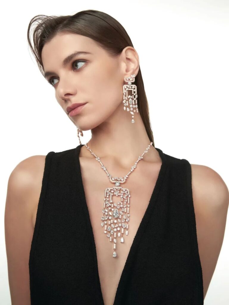 Chanel N°5 Collection de Haute Joaillerie
Sparkling Silhouette earrings and necklace