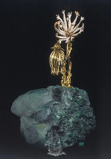 Dali jewelry piece "Livingstone Daisy"