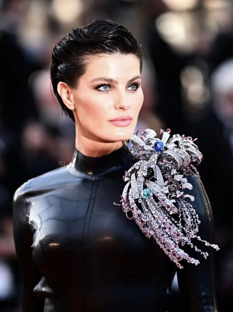 Isabeli Fontana wearing an oversized Elsa Jin brooch