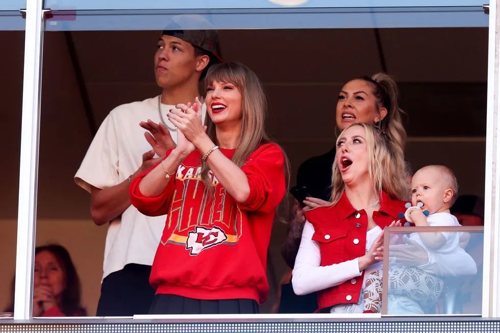 Swift attends her boyfriend's game
Wearing FoundRae and Jacquie Aiche bracelets