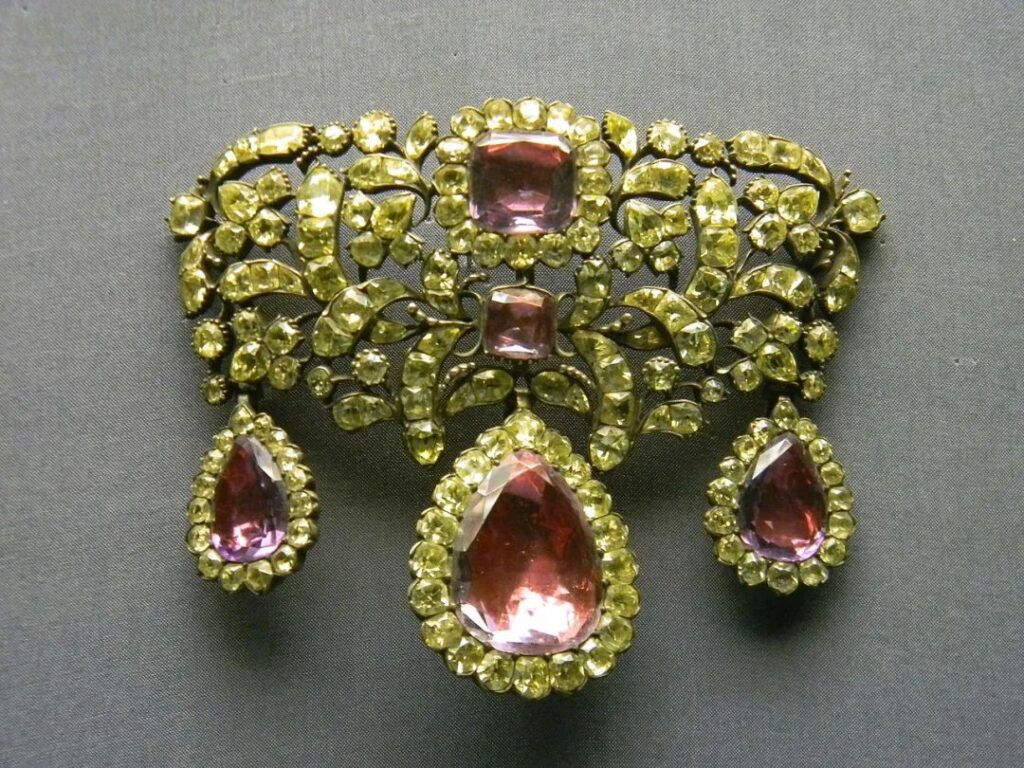 18th-century Stomacher brooch made of gold, emeralds, and amethysts