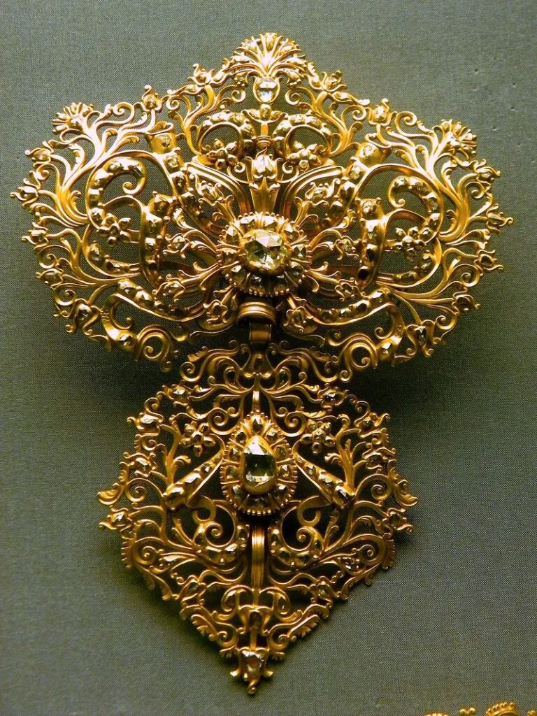 18th-century Stomacher brooch made of gold and diamonds