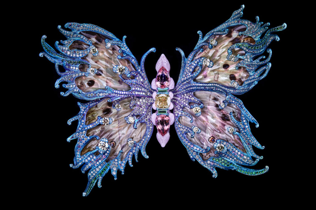 "Still Dancing - The Story of Wind" (Brooch)
Yellow diamond, morganite, tsavorite, crystal, butterfly specimen, mother-of-pearl, 
colored diamonds, diamond, pink corundum, Wallace Chan Porcelain, titanium