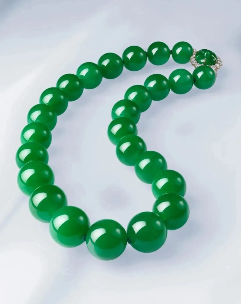 Natural jadeite bead and diamond necklace
Heidi Horten collection