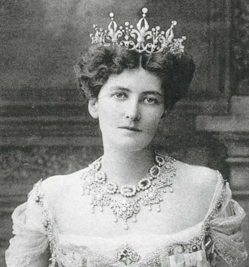 Lady Curzon wearing the Boucheron tiara