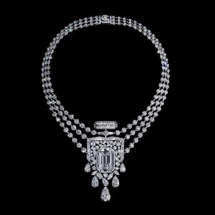 Chanel N°5 Collection de Haute Joaillerie necklace
Main stone weighing 55.55 carats