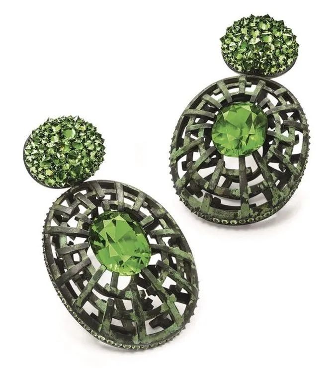 Hemmerle earrings
Demantoid garnet, peridot