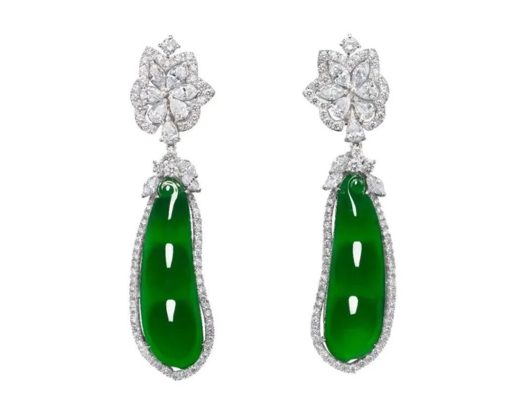 Natural jadeite bean pod and diamond earrings
Heidi Horten collection