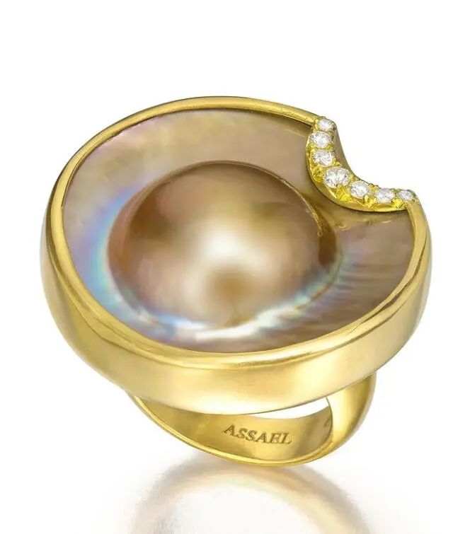 Assael ring
Tahitian "bubble" pearl