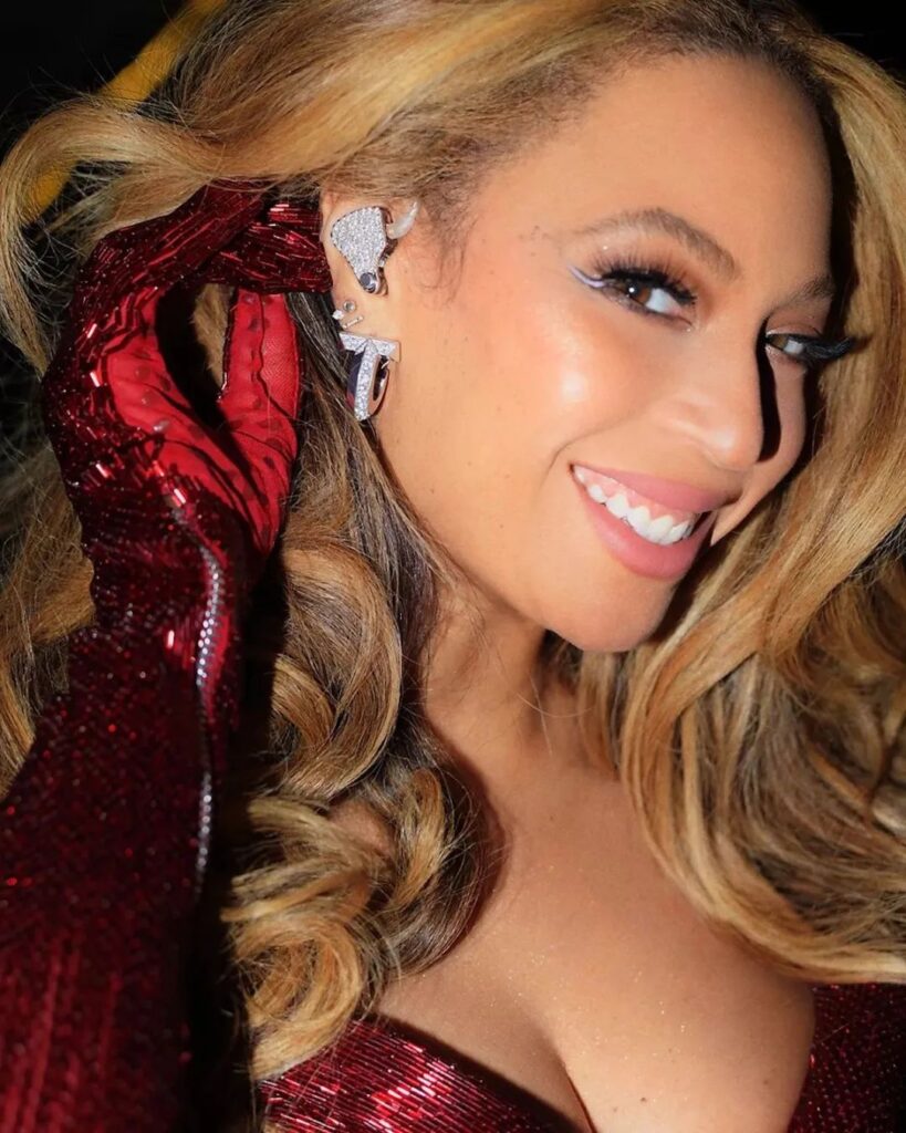 Beyoncé wearing custom Tiffany & Co. jewelry for her world tour