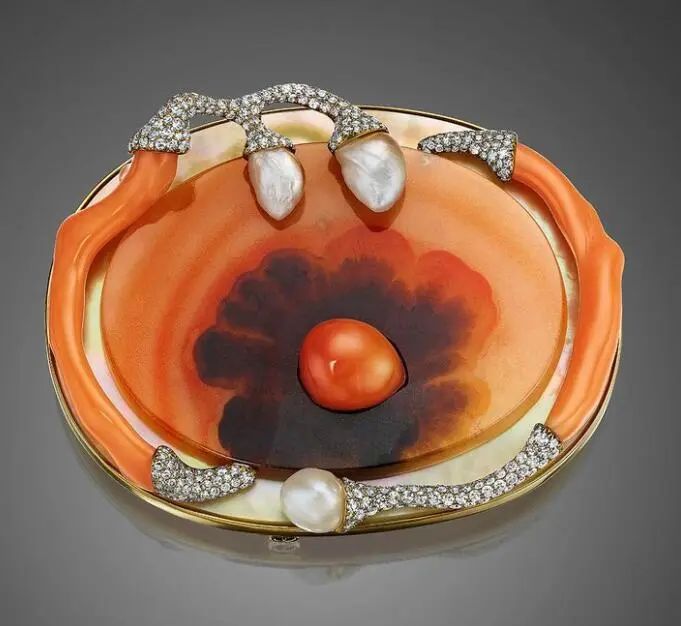 Assael "shell" brooch
Agate, natural clam pearl, baroque pearls, coral
Diamonds, mother-of-pearl