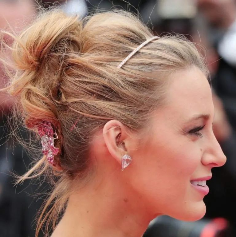 Blake Lively wearing a Lorraine Schwartz sapphire and diamond brooch