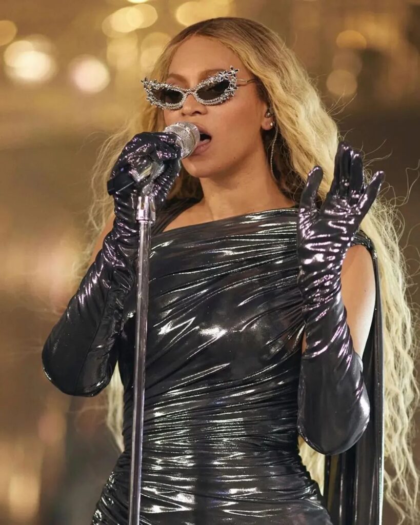 Beyoncé wearing custom Tiffany & Co. jewelry for her world tour