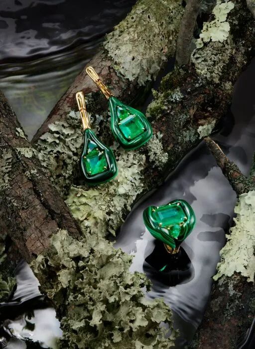 Fernando Jorge
High Surround earrings and ring
Yellow gold, emerald, malachite