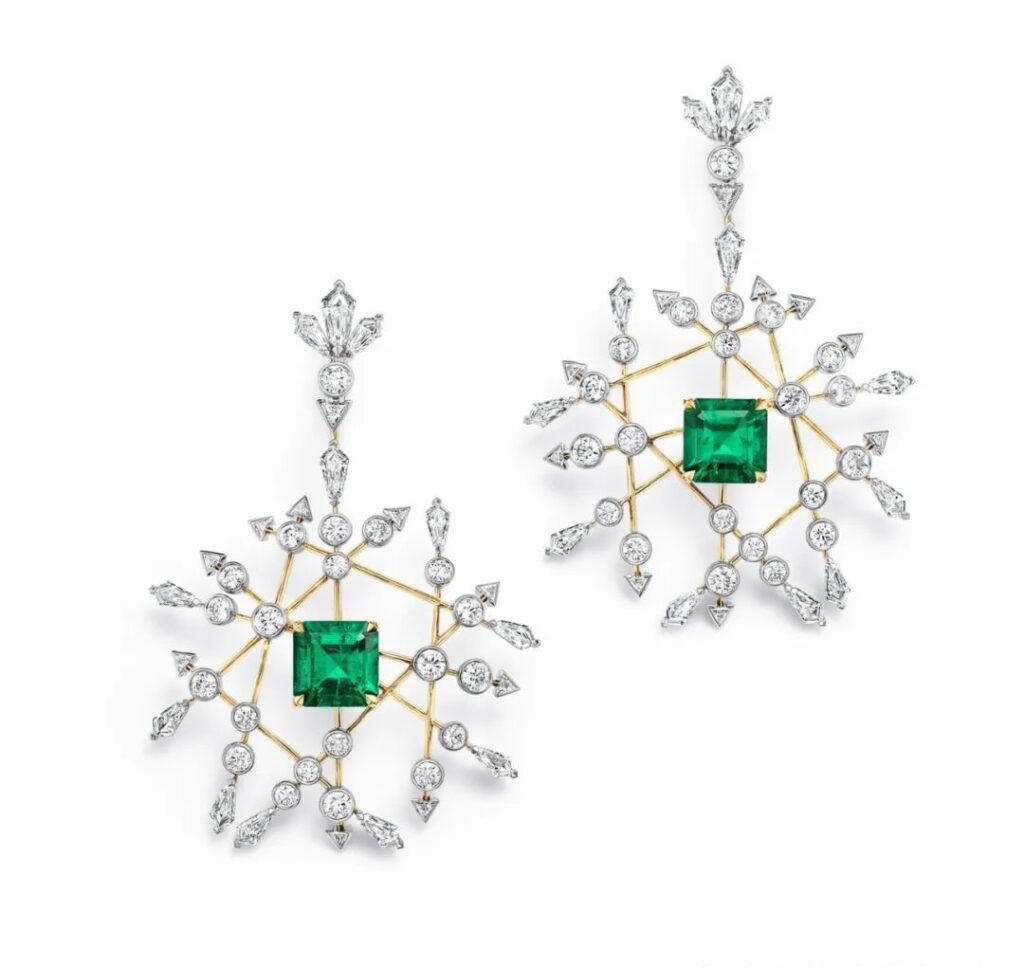 The Arrow gold earrings by Tiffany continue the theme, crafted in platinum and yellow gold. They feature two Asscher-cut emeralds with a combined weight of over 7 carats. Like the other pieces, these emeralds are certified Colombian and have not been oil-treated. The earrings are also set with diamonds.