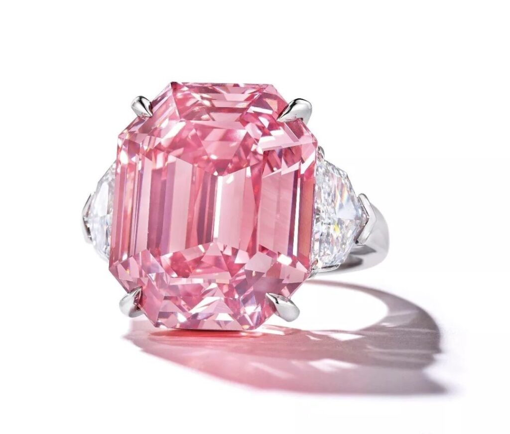 THE PINK LEGACY
Fancy Vivid Pink Diamond Ring
Cut-cornered rectangular-cut pink diamond, approximately 18.96 carats
VS1 clarity, Type IIa
Estimate: CHF 30,000,000 - CHF 50,000,000
Sold for: CHF 50,375,000
November 2018, Geneva